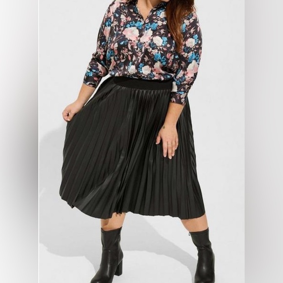 Torrid Madison Satin Button-Up Long Sleeve - colour: Light Box Floral - Size 1 - Picture 4 of 10